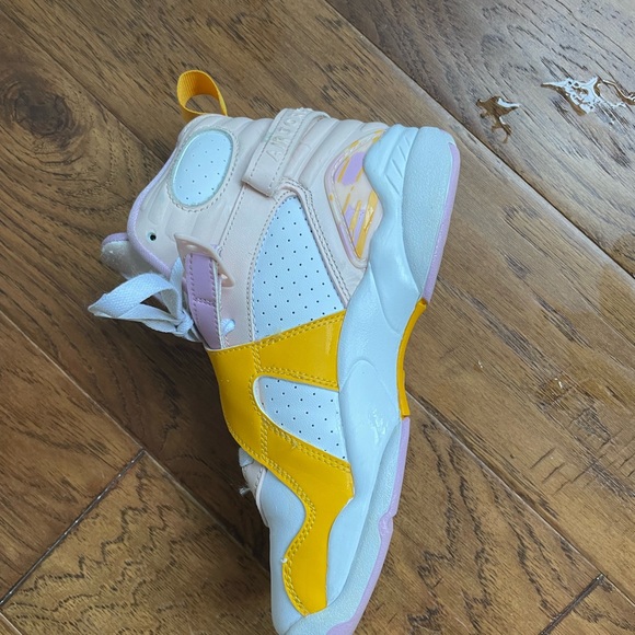 Back to school - like new girl’s AIR JORDAN 8 RETRO GS
"Arctic Punch" in size 4 - Picture 10 of 10